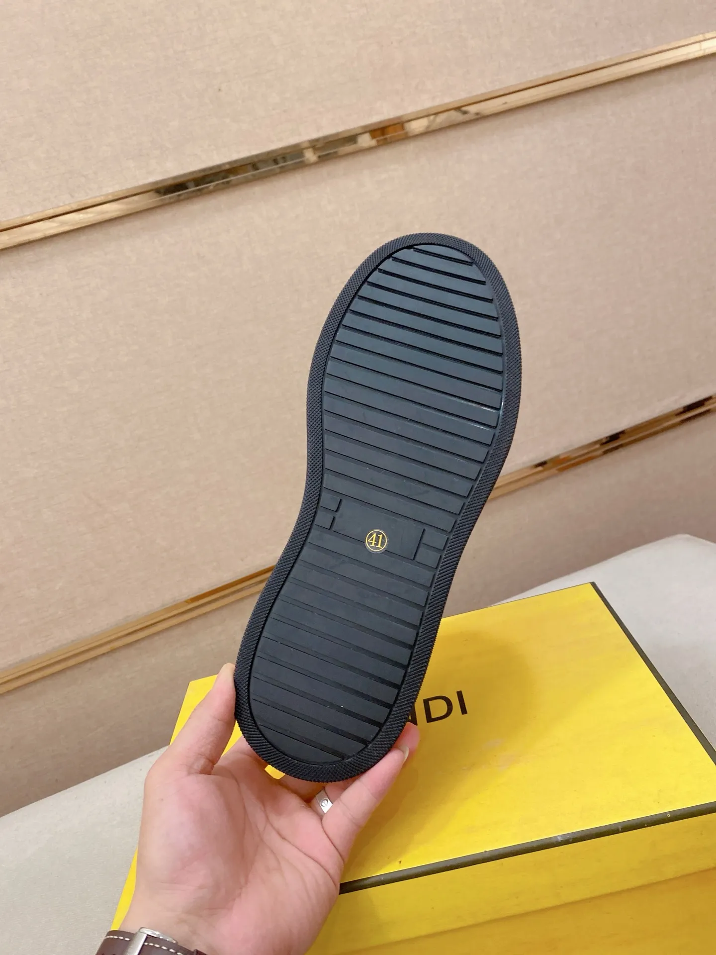 Men's shoes 💰 420💰 (FENDI) New high-top 👊🏻 upper 🇮🇹 imported cowhide fabric 🇩🇪 lining imported sheepskin lining. The original outsole is molded to highlight the identity of every man, and the upper foot is stable and stable🚶🏻🚶🏻The high-end custom counters reproduce the original version📯No matter the wind or rain, the shoe last remains unchanged and can withstand the verification of time🔍️,🔵 Size: 38-44 (45 is custom-made and cannot be returned or exchanged